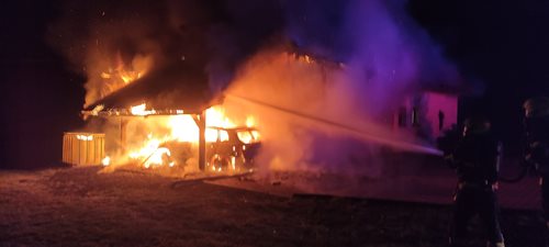 Noc, kdy hořelo celé nebe: Auto v plamenech rozžhavilo střechu domu