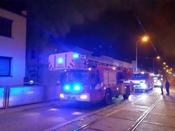 Při požáru v Brně se vážně zranil jeden člověk