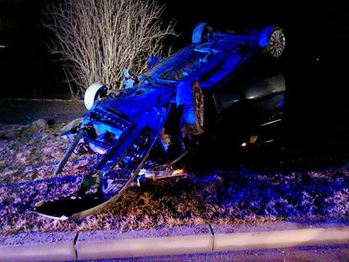 Osobní automobil se převrátil, hasiči zasahovali u zraněných osob