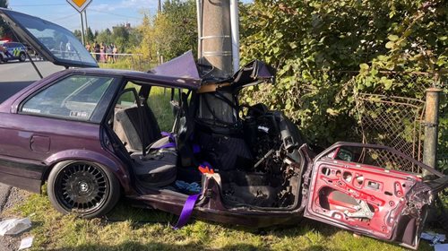 Auto narazilo do sloupu. Vážná nehoda si vyžádala čtyři zraněné, dva bojují o život