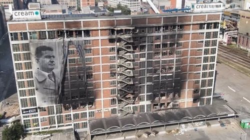 Likvidace následků rozsáhlého požáru ve Zlíně pokračuje. Hasiči dohašují skrytá ohniska