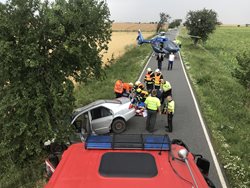 K vážné havárii osobního auta na Kolínsku v sobotu odpoledne letěl vrtulník