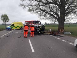 Vážná dopravní nehoda u Litomyšle, vrtulník odletěl prázdný