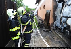 Požár dodávky v garáži rodinného domu v Újezdu nad Lesy se rozšířil po fasádě do podkroví