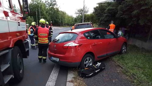 Srážka dvou aut zaměstnala hasiče v Ústí nad Labem. Na silnici unikly provozní kapaliny