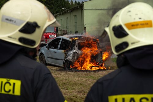 Hasiči radí: Jedna věc za pár stokorun může zachránit vaše auto před zničením