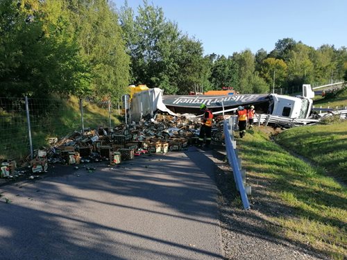 Havárie kamionu s pivem u Bernartic na Benešovsku