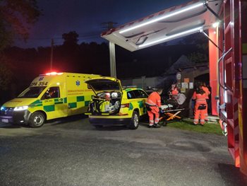 Dodávka smetla drážní domek, zraněny byly i děti