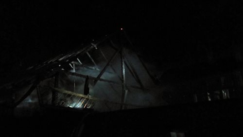 Ve Stolíně na Náchodsku shořela v noci stodola, požár se rozšířil i na rodinný dům