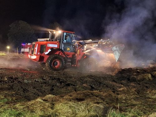 Obří požár balíků slámy: Zasahovaly i jednotky z Německa