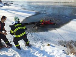Hasiči zachránili psa, když se pod ním probořil led