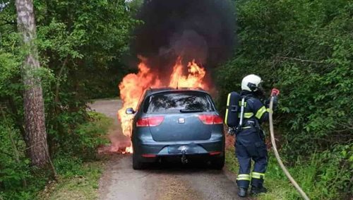 Plameny pohltily osobní automobil. Vozidlo shořelo v plném rozsahu