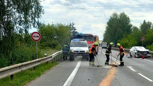 Čelní střet na obchvatu Jičína. Hasiči vyprošťovali tři zraněné
