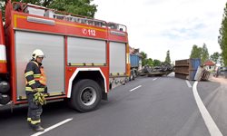 Na silnici  u Andělské Hory z Karlových Varů na Prahu se převrátil návěs nákladního auta.Provoz na frekventované silnici byl několik hodin omezený 