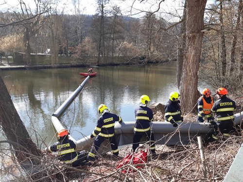 Svratku jsme přehradili nornou stěnou