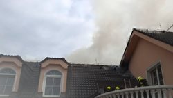 Požár rodinného domu v Černošicích způsobil škodu za deset milionů