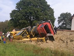 Ve Smržovce se při terénních úpravách se převrátila tatra