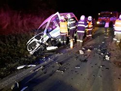 U Kozlova se střetla dvě osobní vozidla a dodávka