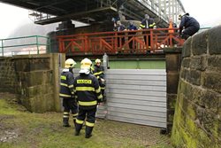Děčínští dobrovolní hasiči postavili v Děčíně protipovodňovou stěnu 