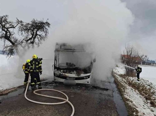 Požár autobusu přerušil dopravu a vyžádal si zásah hasičů