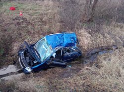 Po nehodě dvou vozidel skončilo jedno v náhonu, čtyři lidé se zranili