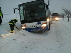Šest cestujících se nemohlo dostat ven z autobusu