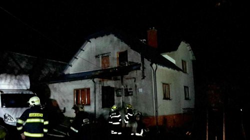 Rodinnému domu s hospodářskou přístavbou shořela střecha