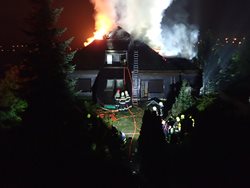 Při požáru domu byl vyhlášen druhý stupeň