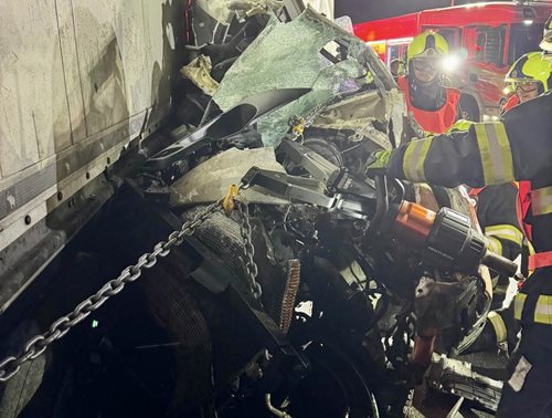 Zásadní dopravní nehoda ochromila provoz a vyžádala si vyproštění řidiče