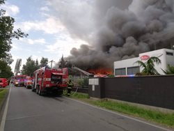 Požár haly v pražské Uhříněvsi způsobil škodu 120 milionů korun