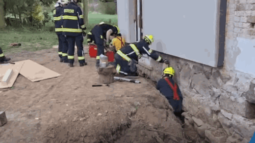 Hasiči stabilizovali narušenou konstrukci domu