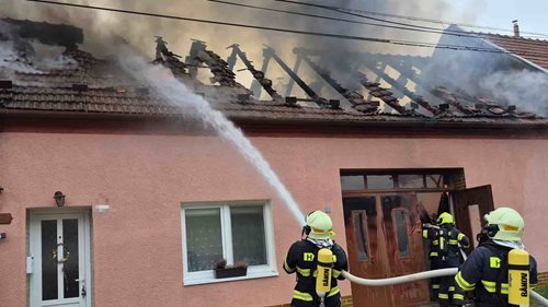 Požár u rodinného domu ohrozil okolní zástavbu