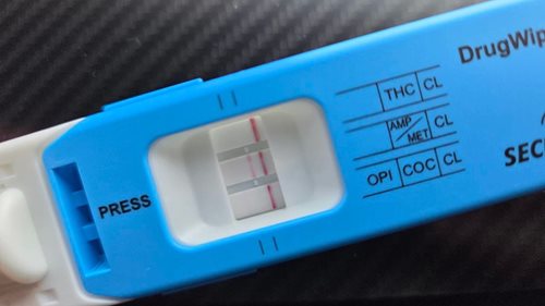Řidič nadýchal přes 0,9 promile a policistům nabídl peníze. Test byl pozitivní i na kokain