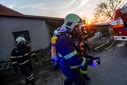 Rodinný dům hasiči uchránili, škoda vznikla jen na vysoušeči
