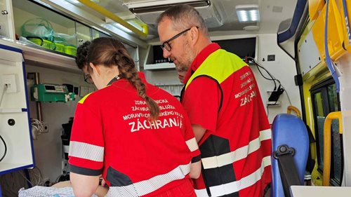 Ženu vážně zranil vysokozdvižný vozík. Spolupracovníci jí zaškrtili obě stehna a zastavili krvácení