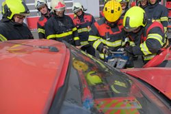 Nošovičtí profesionální hasiči učili kolegy ze železnice tajům vyprošťování