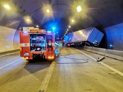 Nehodu kamionu v Komořanském tunelu nepřežil jeden člověk