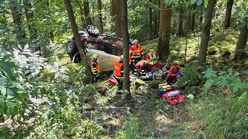 Auto narazilo do stromu. Dvě osoby skončily v péči záchranářů