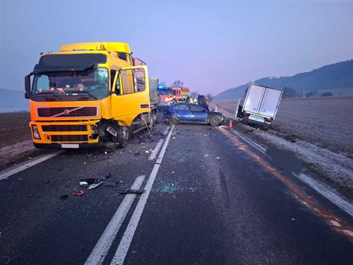 Tragická srážka tří vozidel si vyžádala lidský život