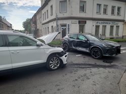 Dopravní nehoda dvou osobních aut v Chomutově