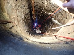 Záchrana zraněného seniora na Bruntálsku po pádu do 10 metrů hluboké studny