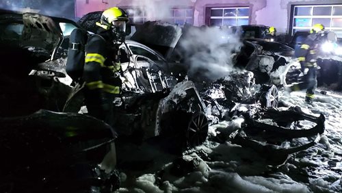 Plameny zachvátily firemní areál, škoda jde do milionů