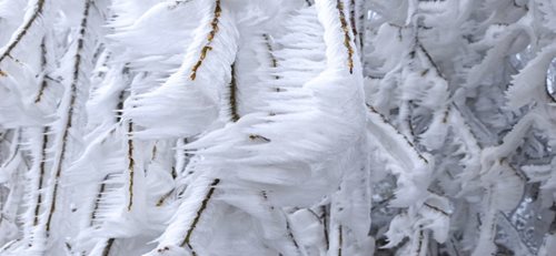 Varování meteorologů: Silný vítr, sněhové jazyky, nová sněhová pokrývka i náledí