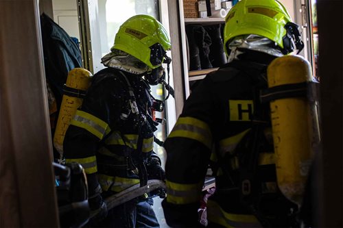Plameny během chvíle pohltily střechu domu. Požár způsobil milionovou škodu