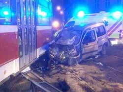 Při noční srážce tramvaje a osobního auta v Brně se zranili dva lidé
