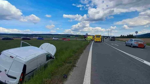 Po střetu tří aut začalo jedno z nich hořet. Ve vozech se zranily čtyři osoby