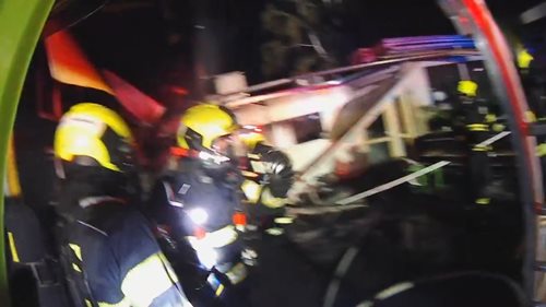 Baterie elektrokol při požáru explodovaly. Hasiči museli zasahovat ze zákrytu