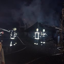 Požár chaty v Lounech