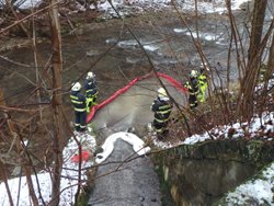 Unikající nafta se po dopravní nehodě osobního a nákladního automobilu v Trutnově dostala až do řeky