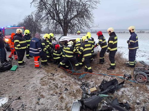Dopravní nehoda autobusu a osobních vozidel si vyžádala zranění tří osob